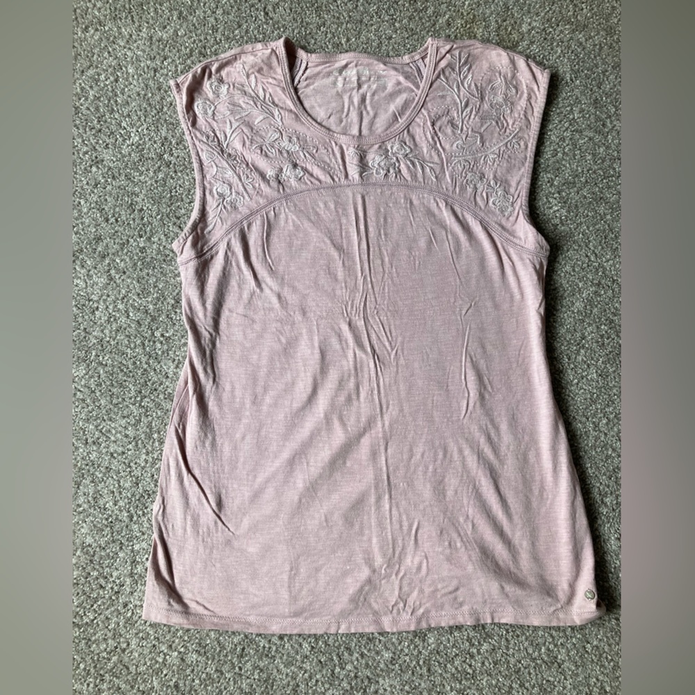 Size medium / Women’s Eddie Bauer floral embroided pale pink cap sleeve blouse